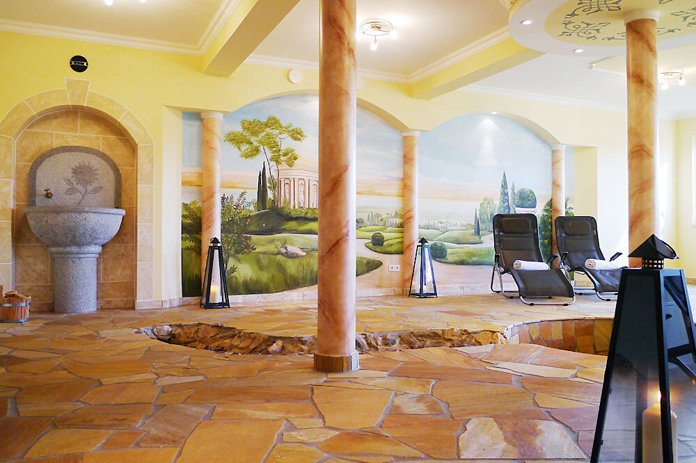 Kneippbecken mit Bachlauf und Ruheliegen